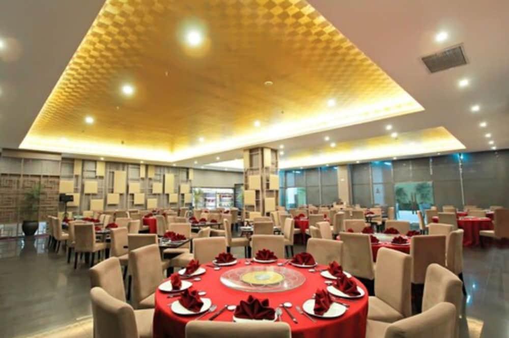 Platinum Hotel & Convention Hall Balikpapan Extérieur photo
