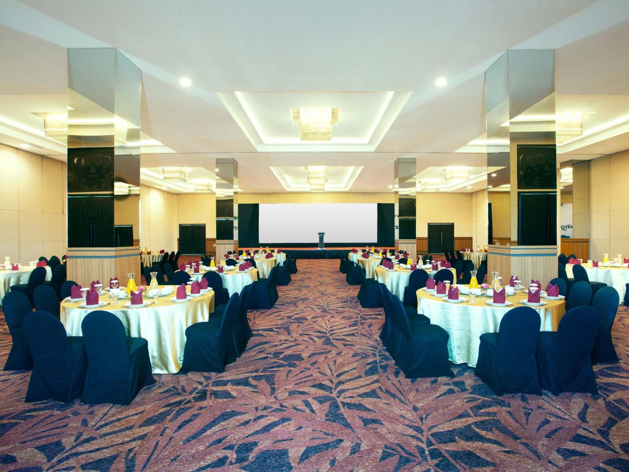 Platinum Hotel & Convention Hall Balikpapan Extérieur photo